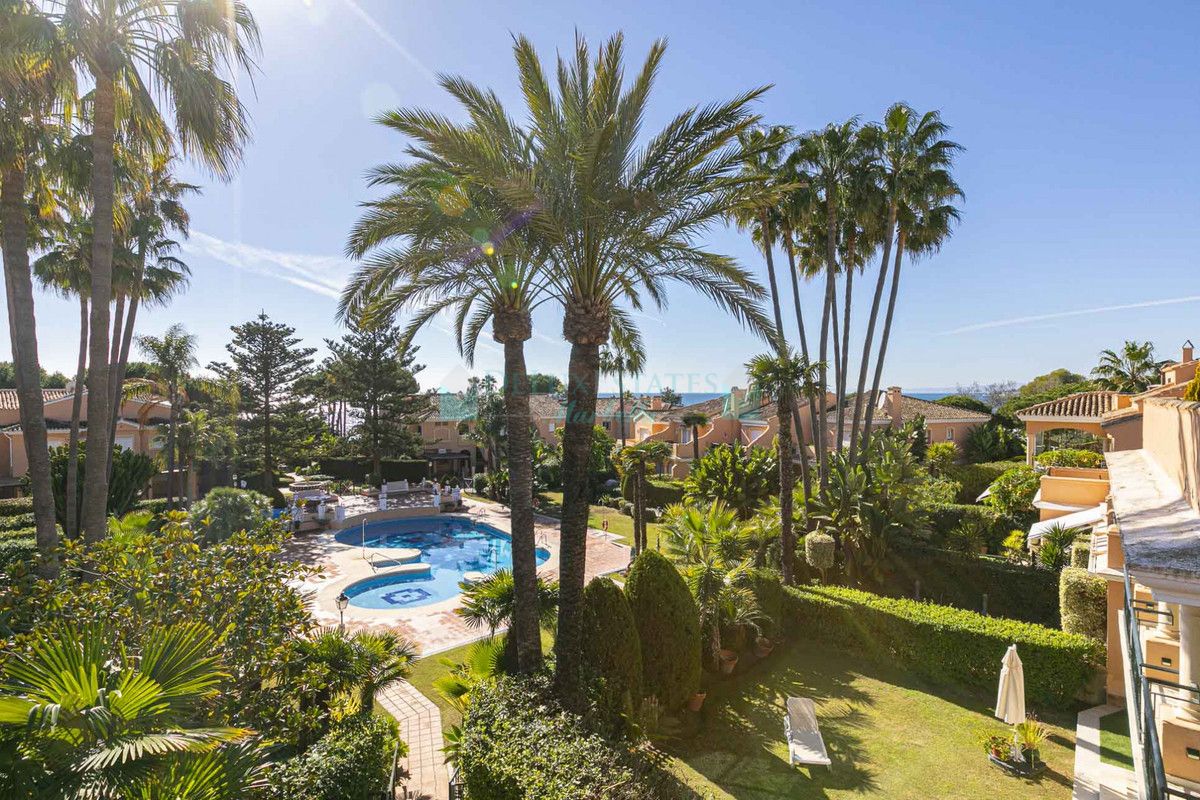 Penthouse for sale in Benamara, Estepona