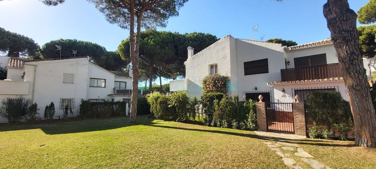 Villa Pareada en venta en Benamara, Estepona