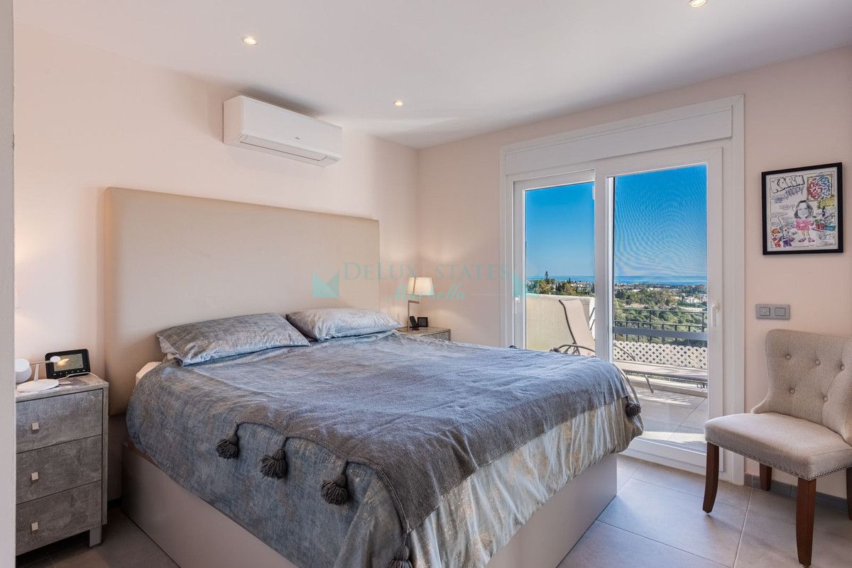 Ático en venta en El Almendro, Benahavis