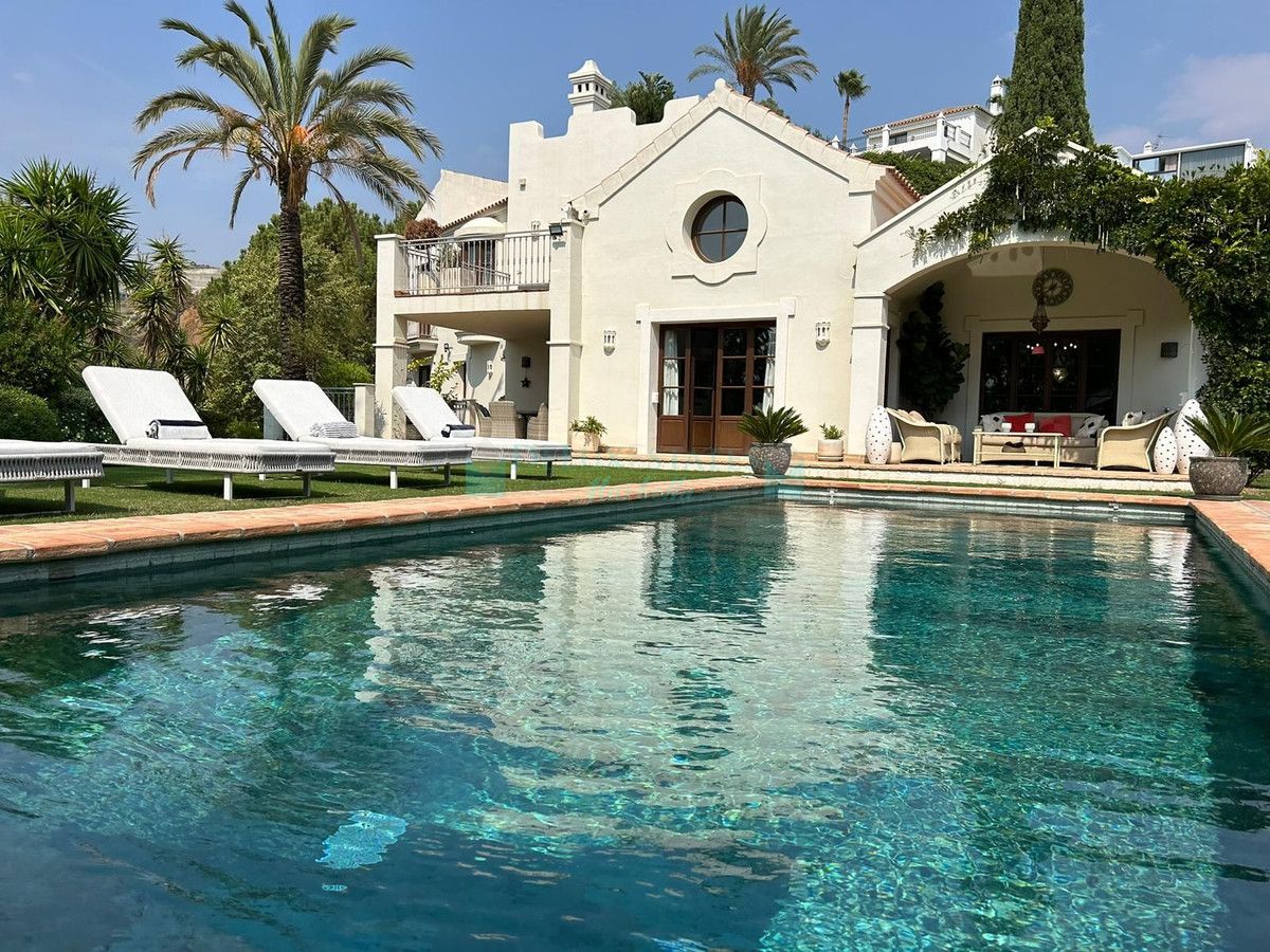 Villa for sale in Estepona