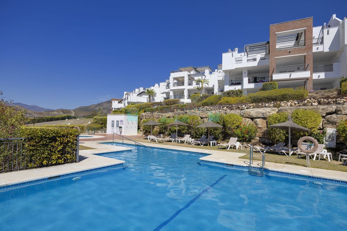 Apartamento Planta Baja en venta en Los Arqueros, Benahavis