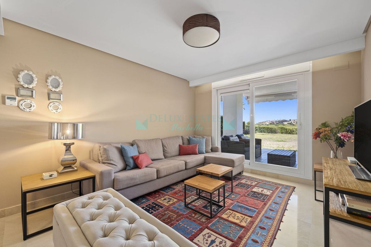 Apartamento Planta Baja en venta en Los Arqueros, Benahavis