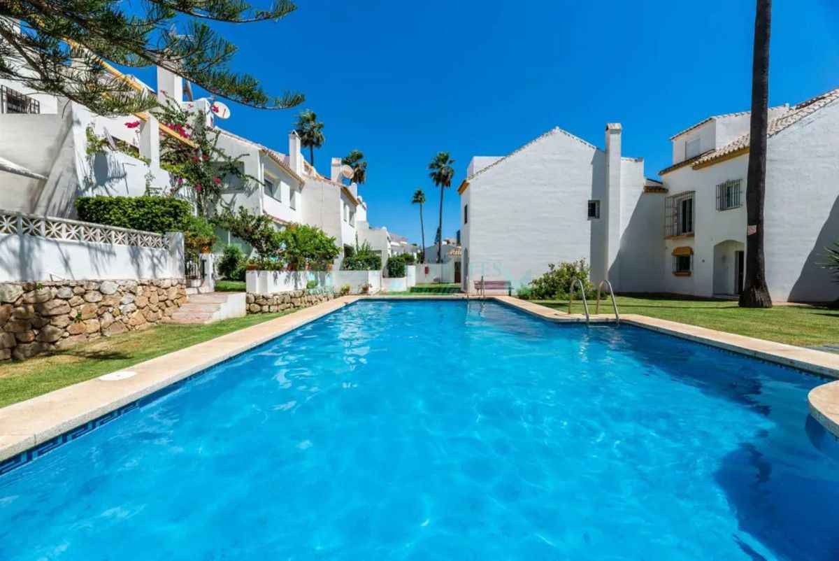 Adosado en venta en El Rosario, Marbella Este