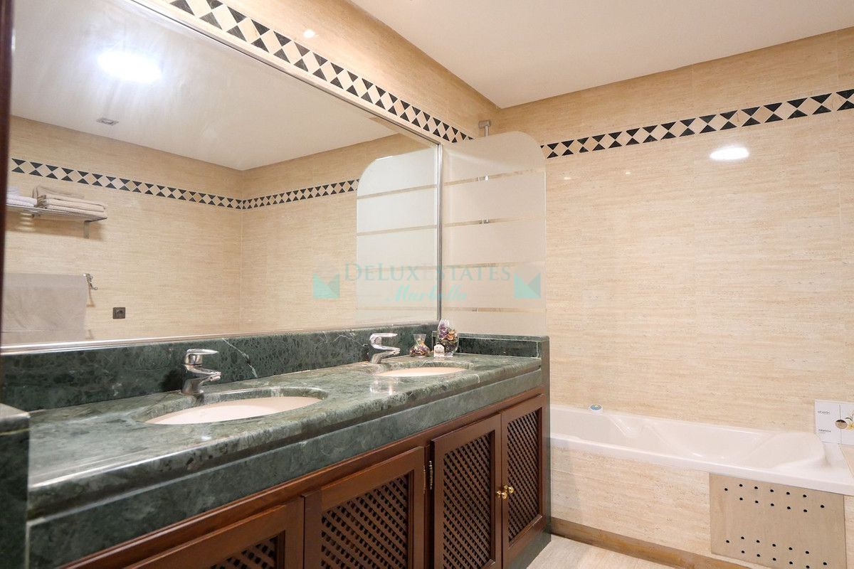 Apartment for sale in La Mairena, Marbella East