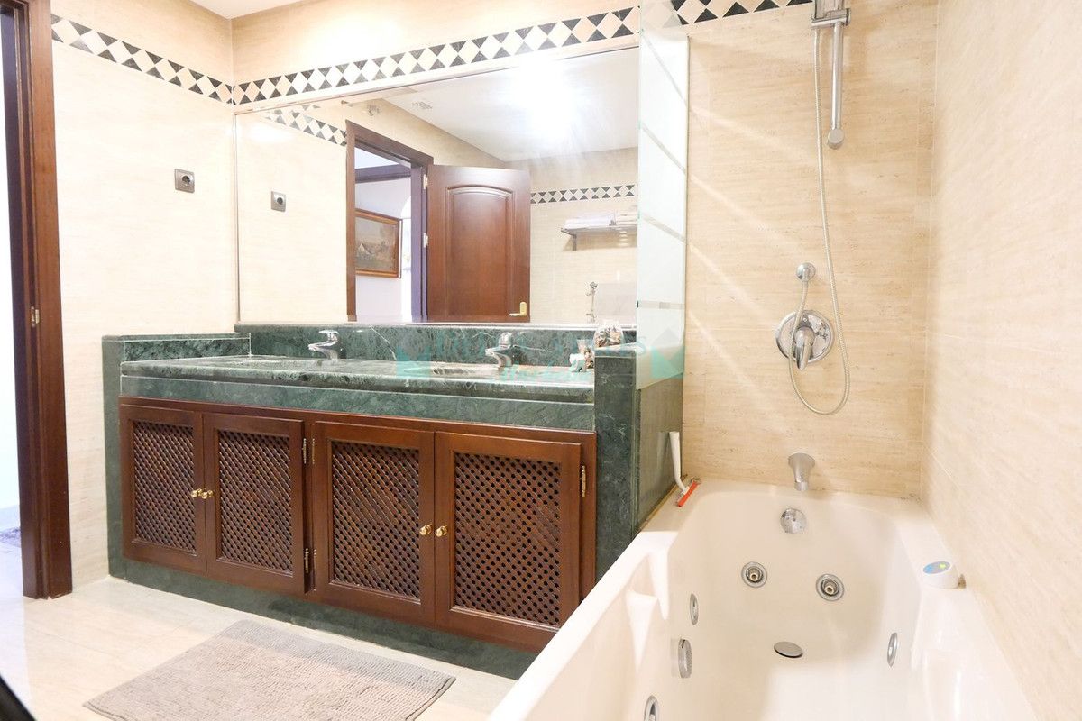 Apartment for sale in La Mairena, Marbella East