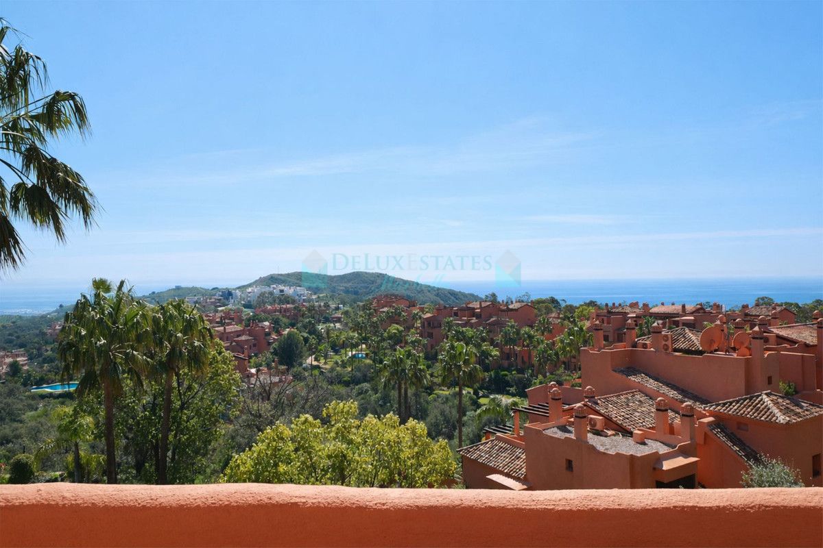 Apartment for sale in La Mairena, Marbella East