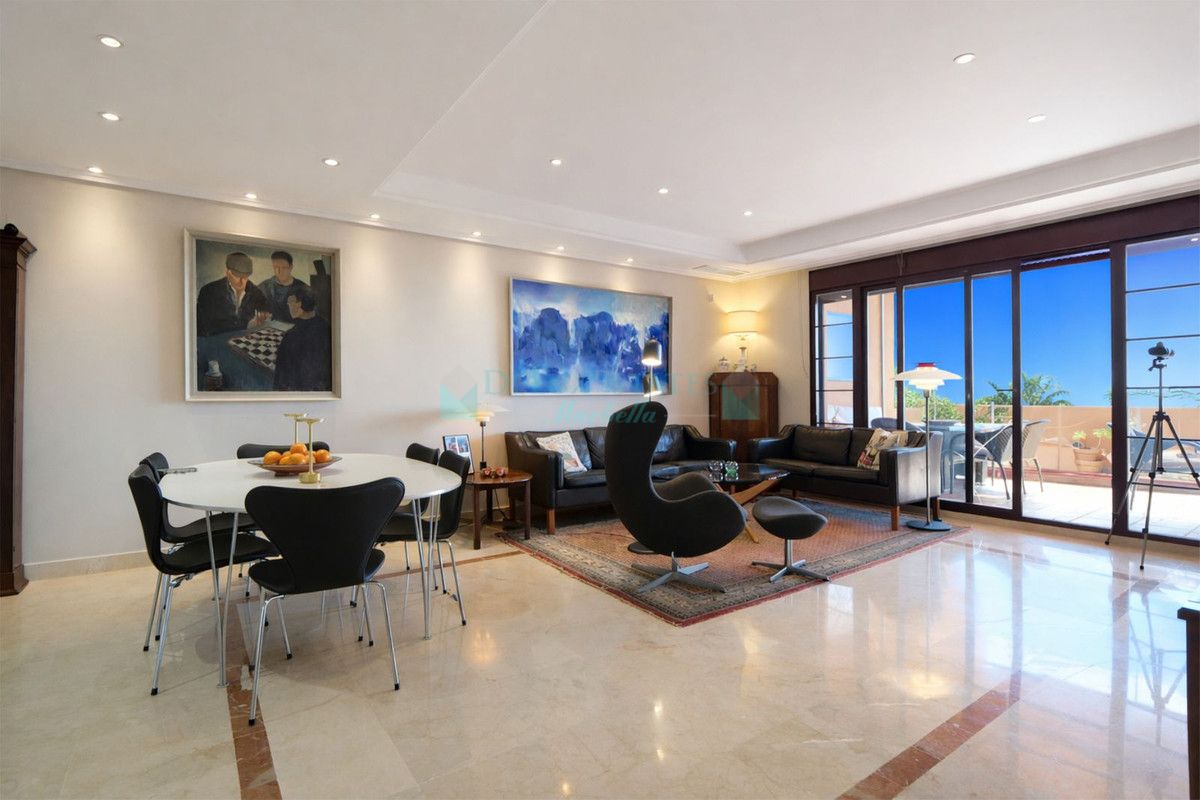 Apartment for sale in La Mairena, Marbella East