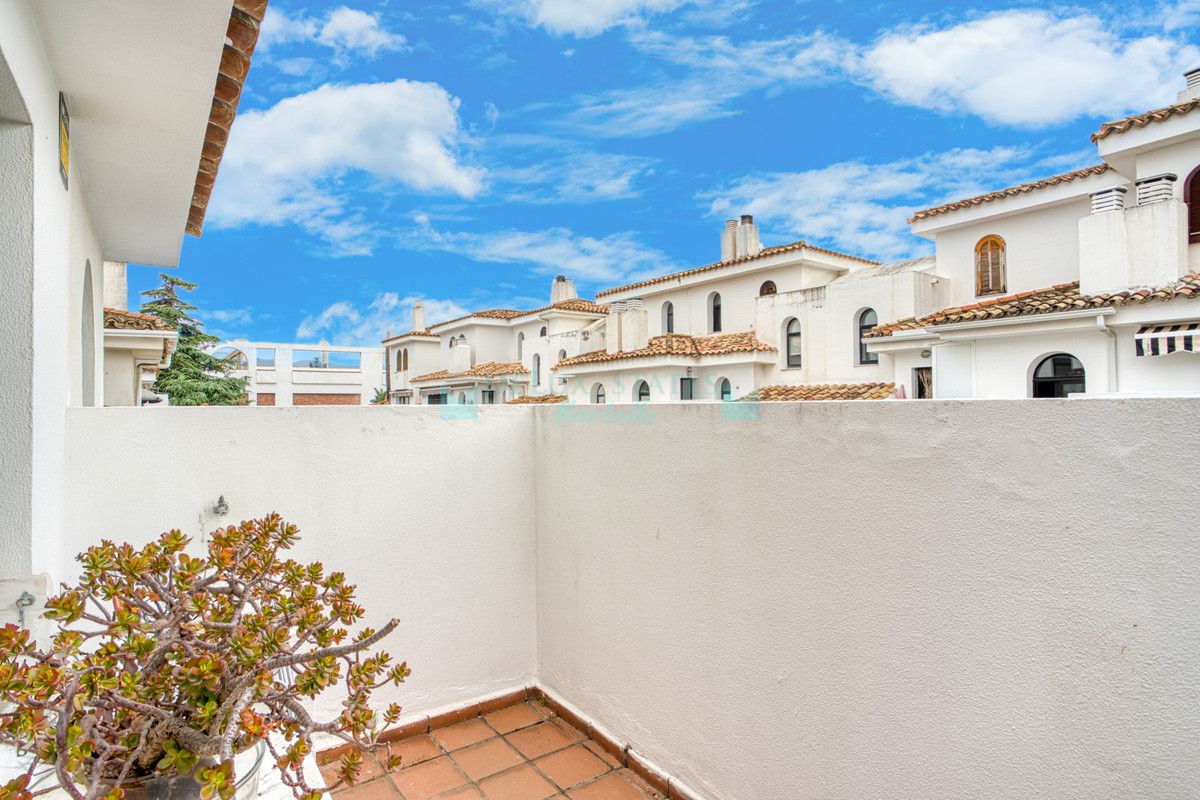 Town House for sale in Estepona