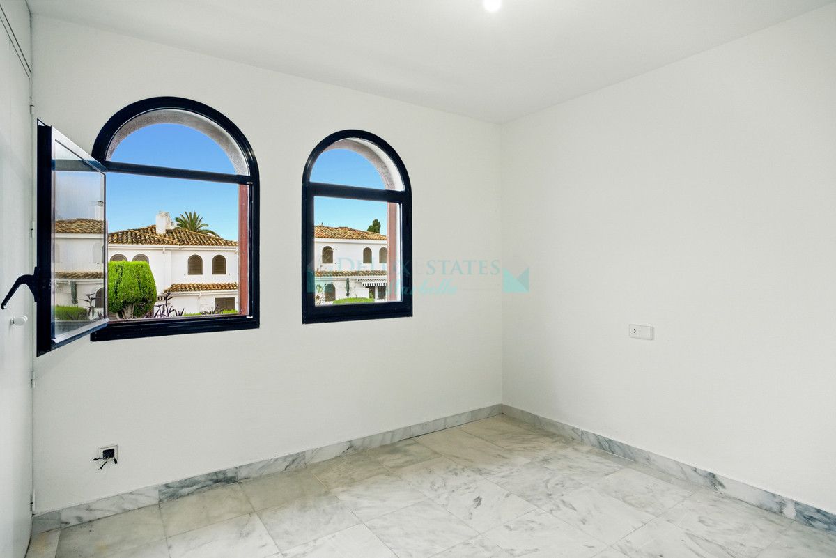Town House for sale in Estepona