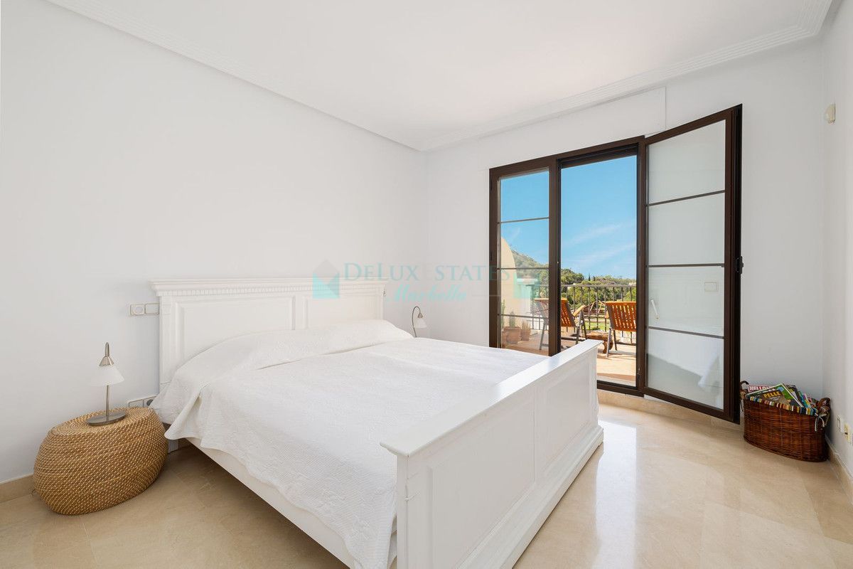 Apartamento en venta en Los Arqueros, Benahavis