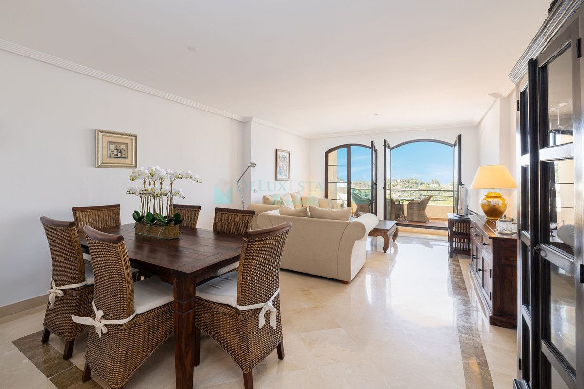 Apartamento en venta en Los Arqueros, Benahavis