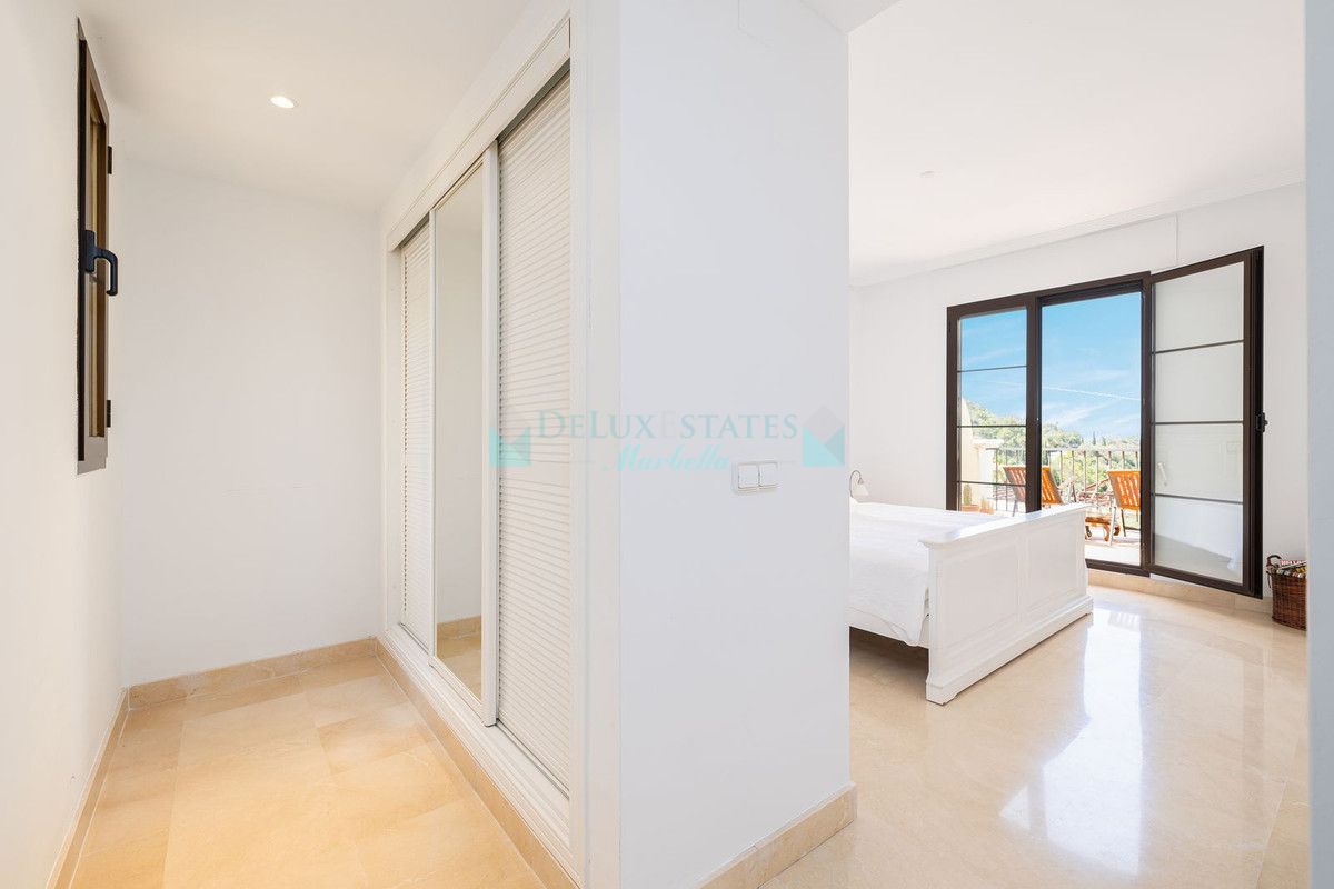 Apartamento en venta en Los Arqueros, Benahavis