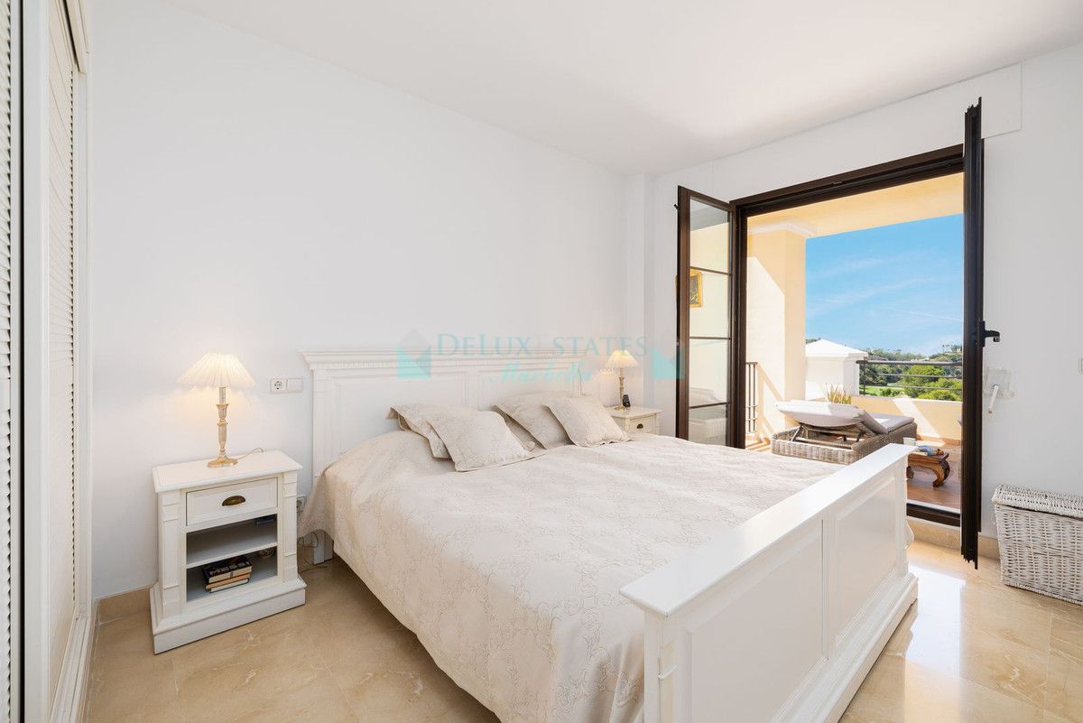 Apartamento en venta en Los Arqueros, Benahavis