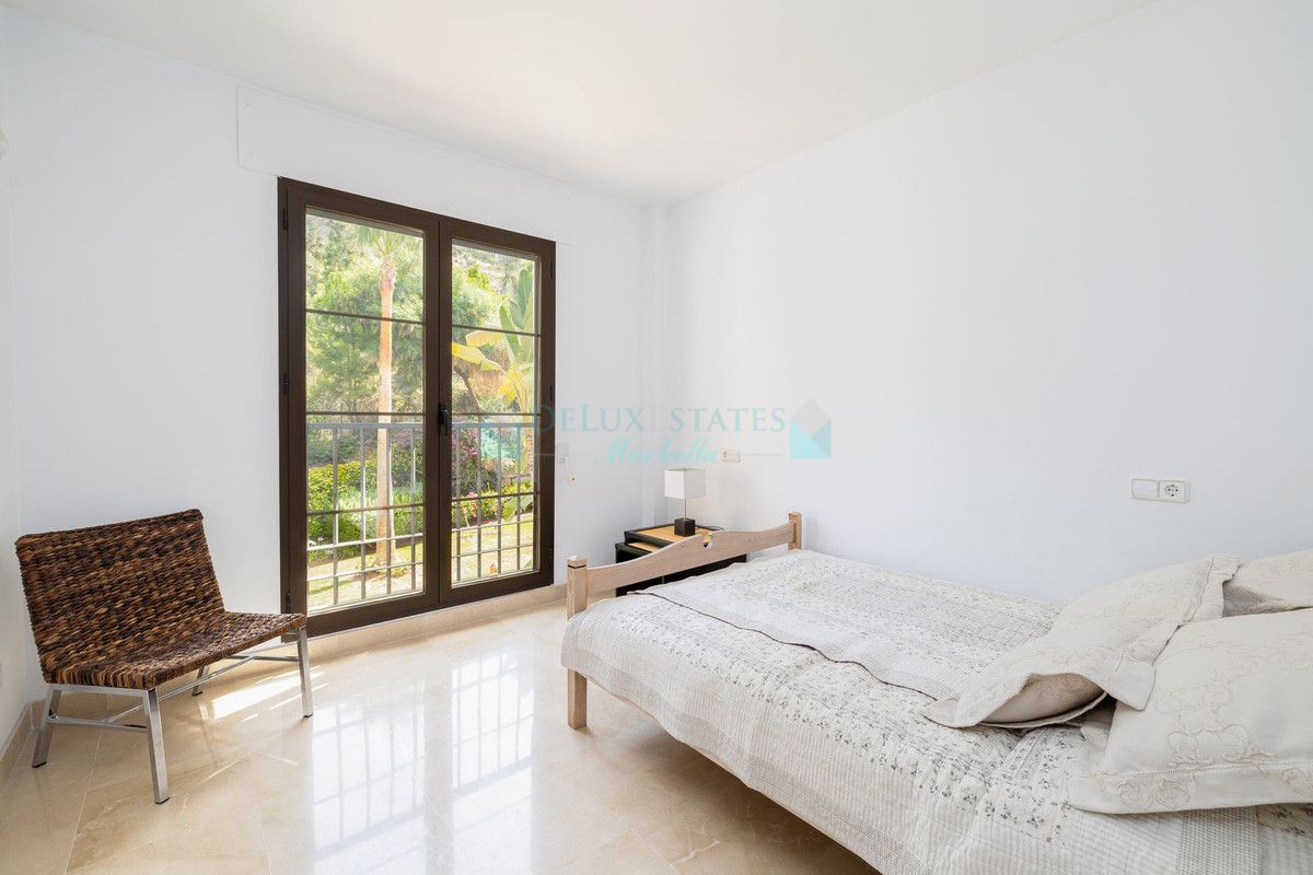 Apartamento en venta en Los Arqueros, Benahavis