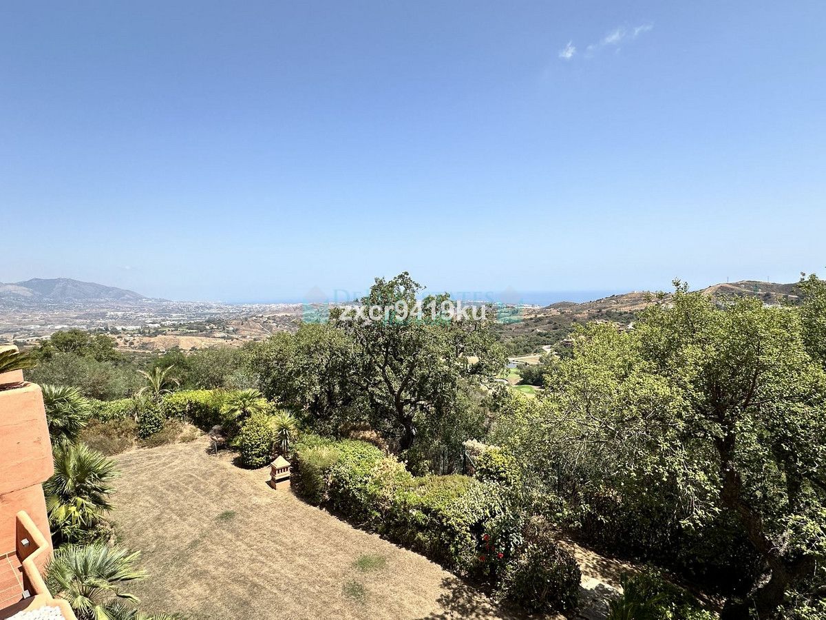 Apartment for sale in La Mairena, Marbella East