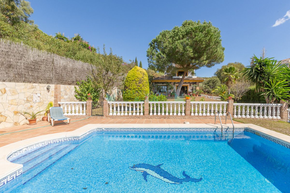 Villa en venta en Elviria, Marbella Este