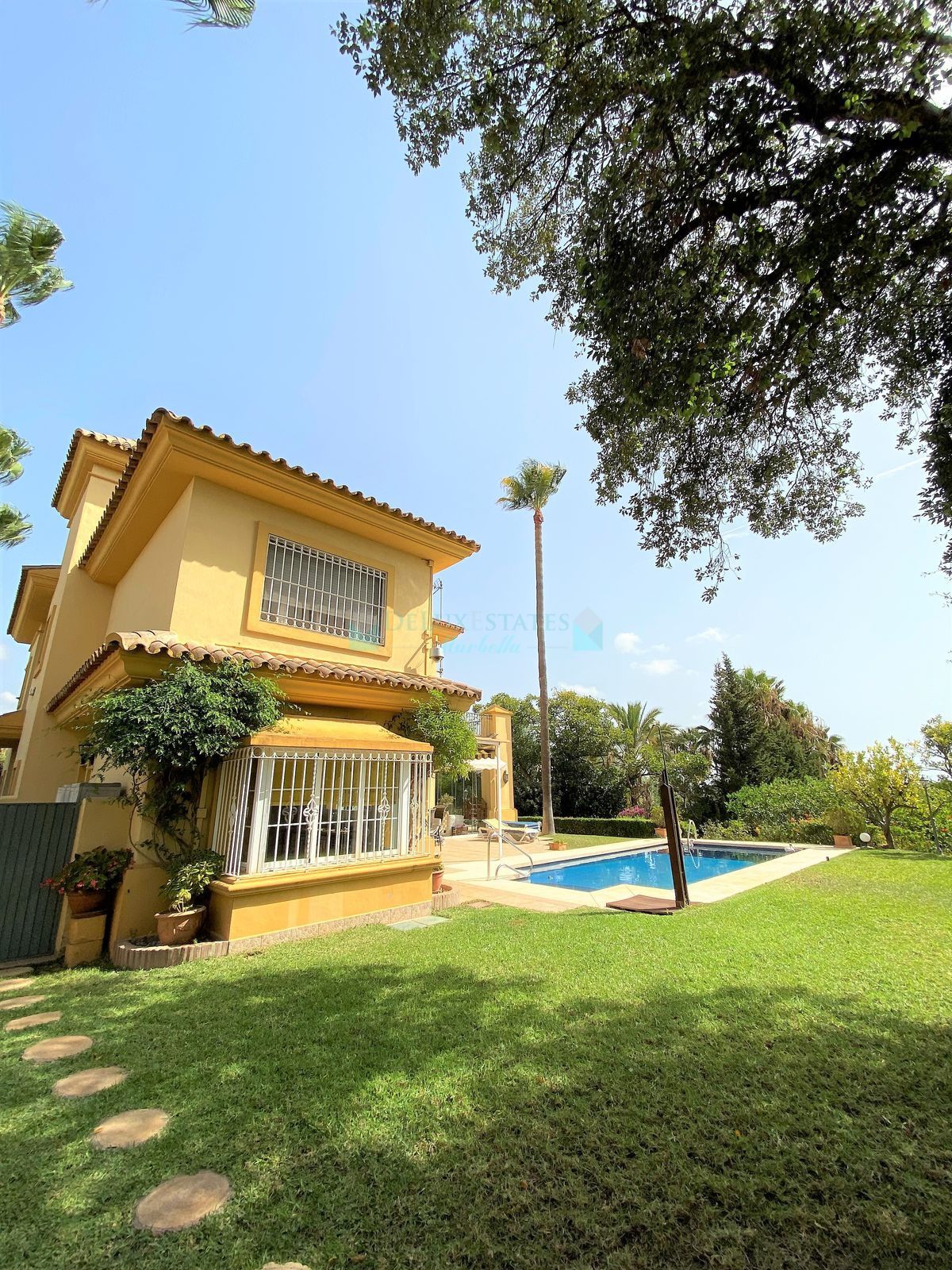 Villa for sale in El Rosario, Marbella East
