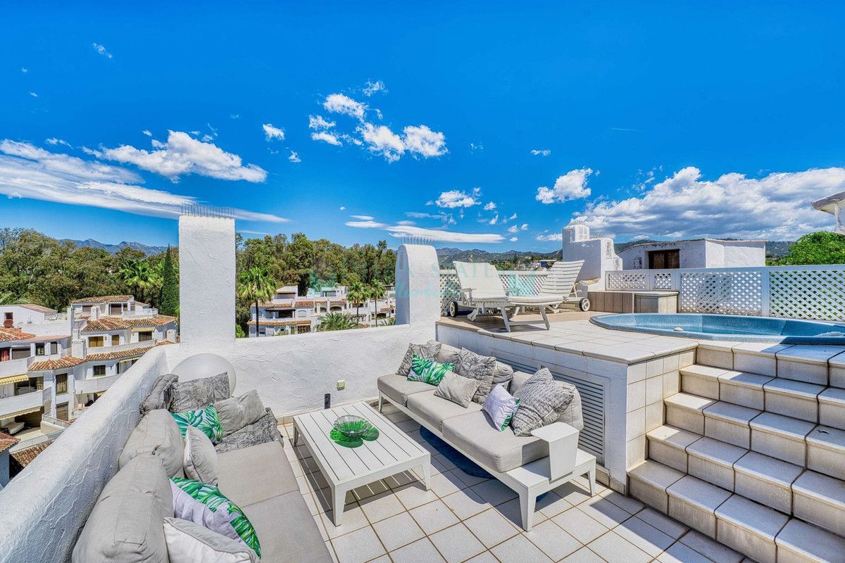 Penthouse for rent in Elviria, Marbella East