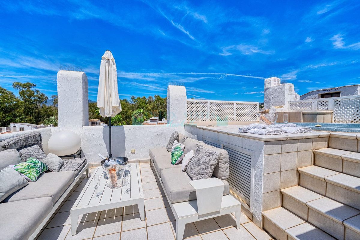 Penthouse for rent in Elviria, Marbella East
