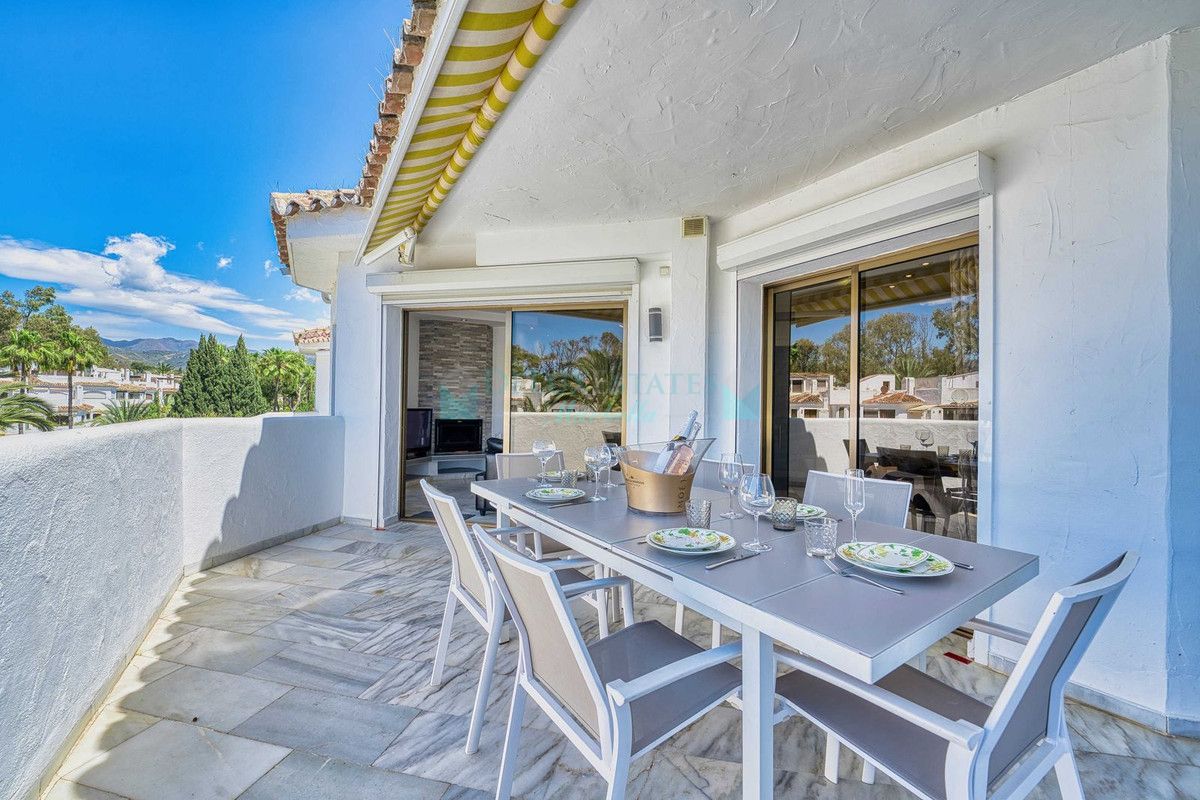 Penthouse for sale in Elviria, Marbella East