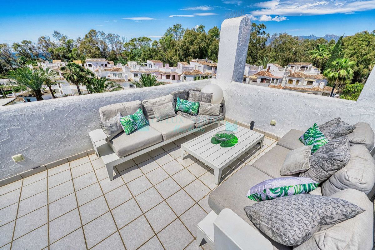 Penthouse for rent in Elviria, Marbella East