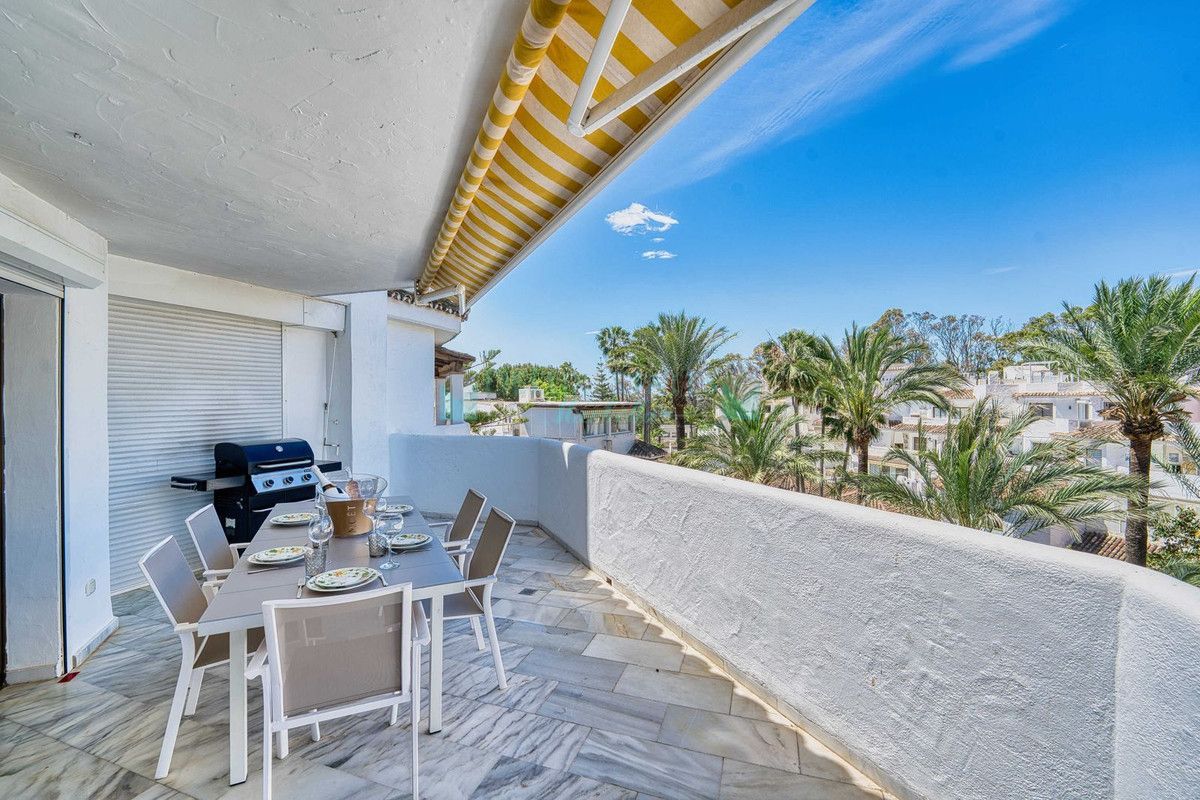 Penthouse for sale in Elviria, Marbella East