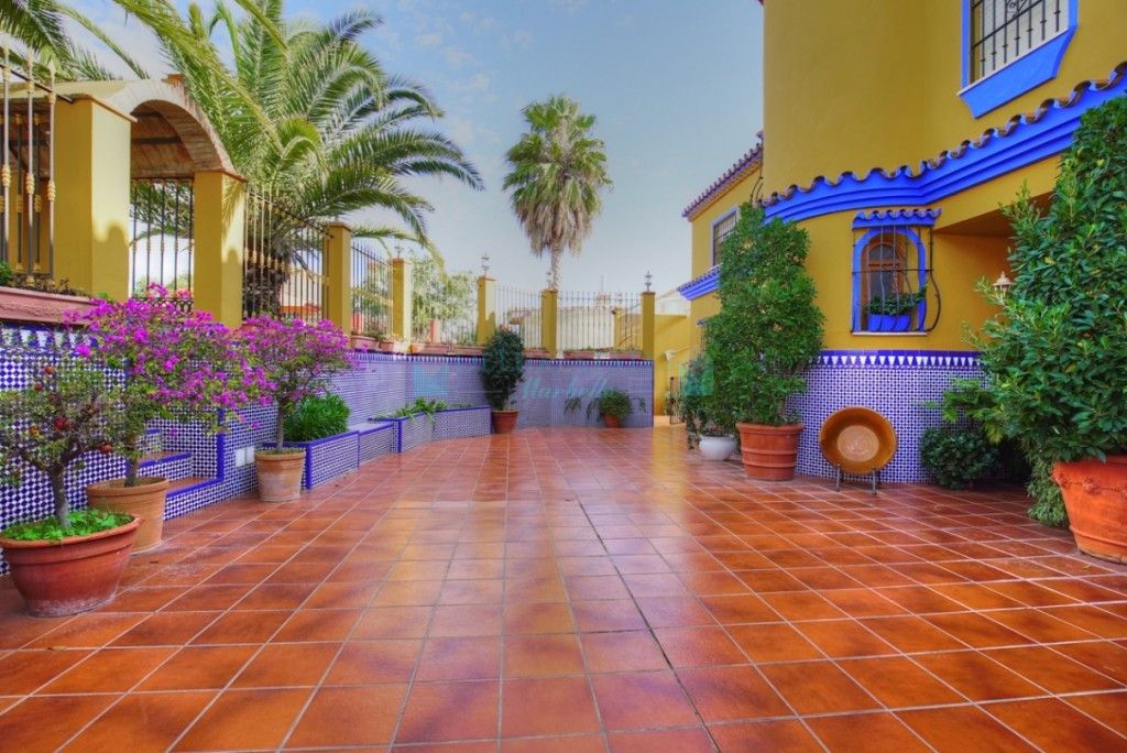 Villa en venta en El Padron, Estepona