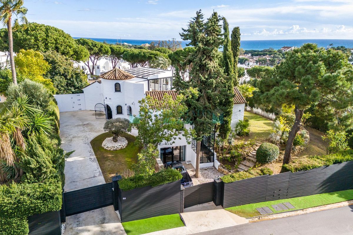 Villa for sale in Hacienda las Chapas, Marbella East