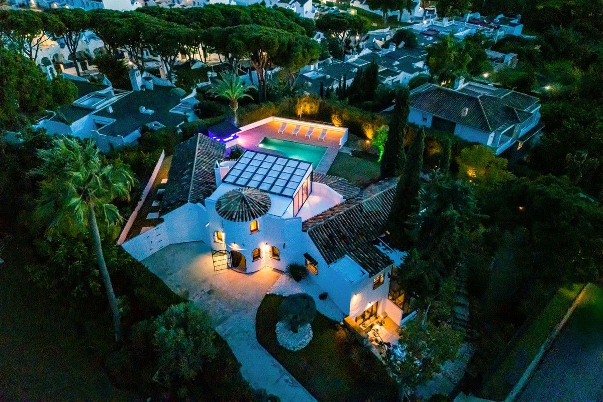 Villa for sale in Hacienda las Chapas, Marbella East