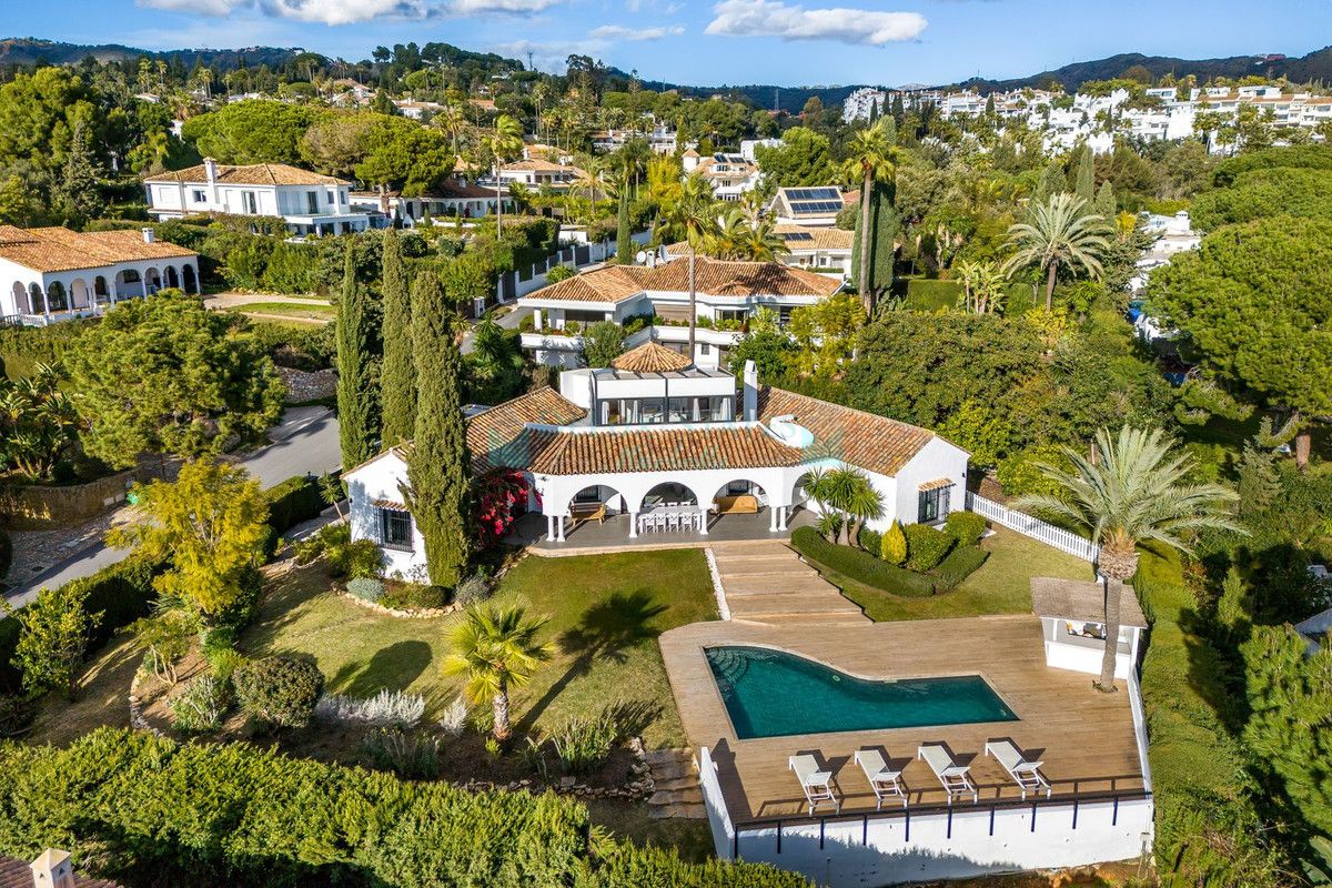 Villa for sale in Hacienda las Chapas, Marbella East