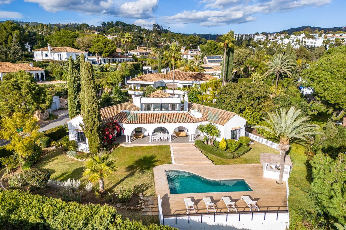 Villa for sale in Hacienda las Chapas, Marbella East