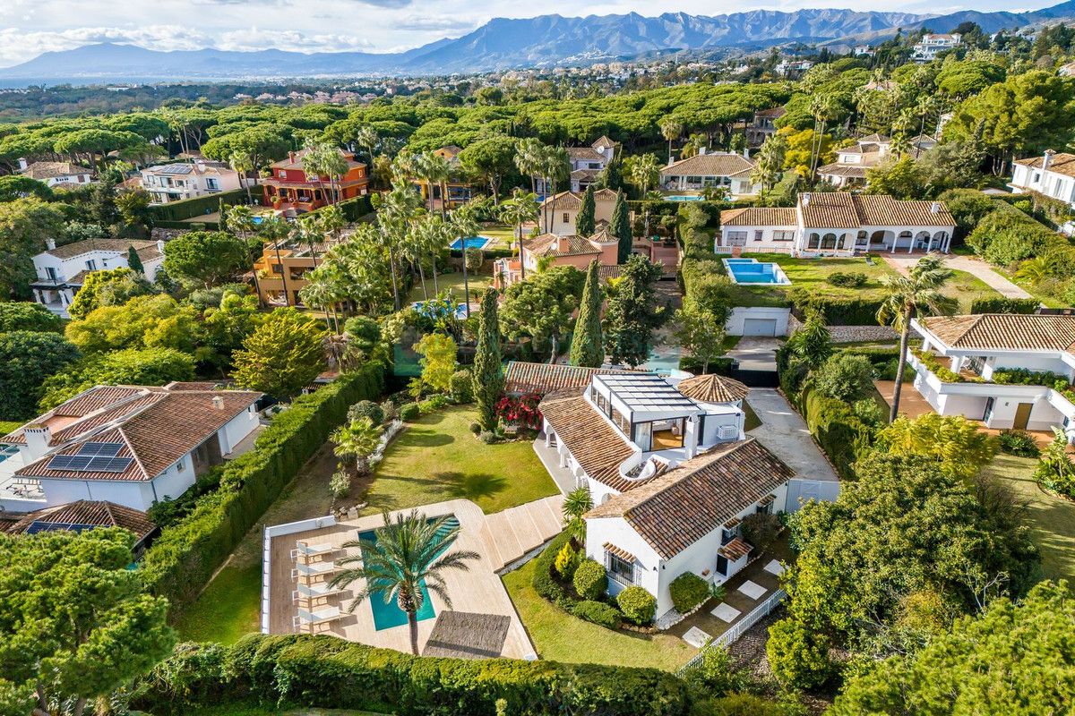 Villa for sale in Hacienda las Chapas, Marbella East