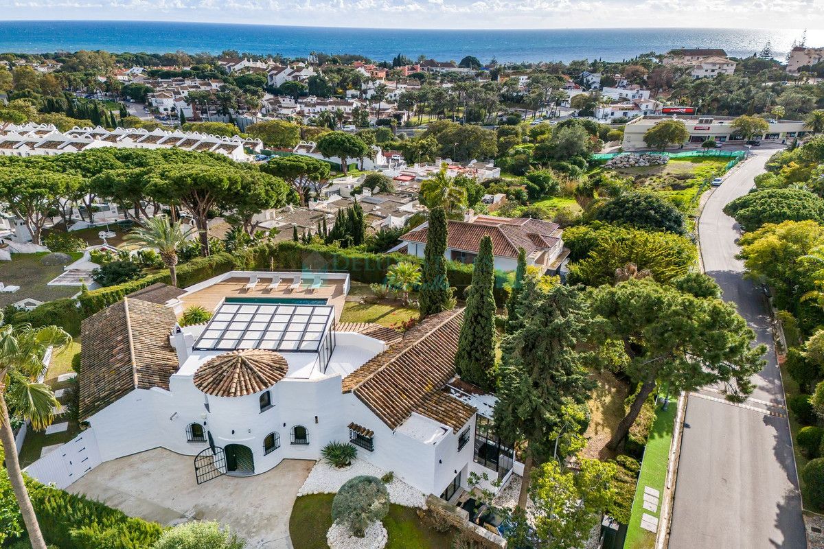 Villa for sale in Hacienda las Chapas, Marbella East