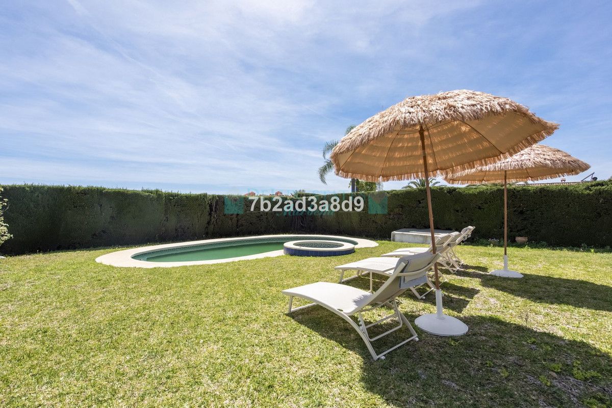 Villa en alquiler en Atalaya, Estepona