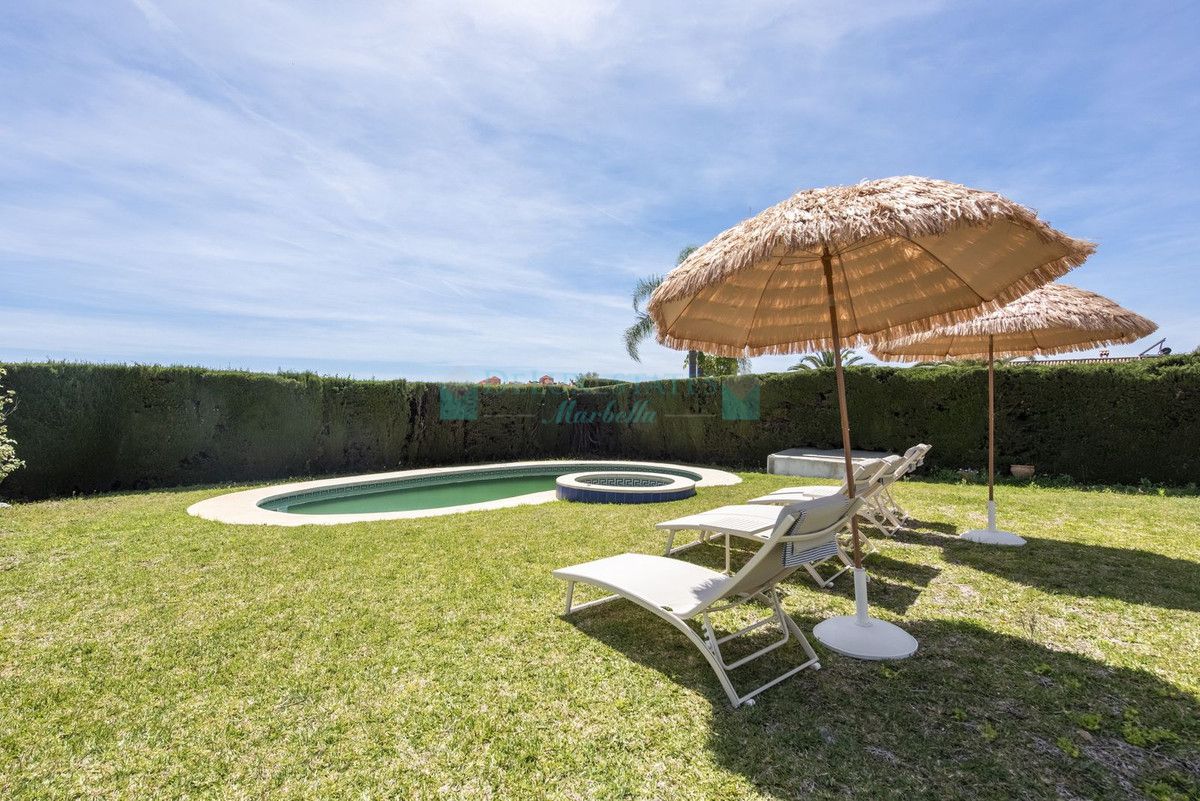 Villa for rent in Atalaya, Estepona