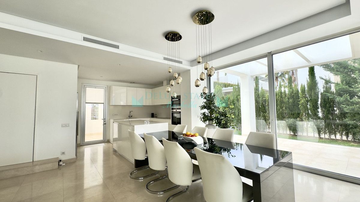 Villa en venta en Rio Real, Marbella Este