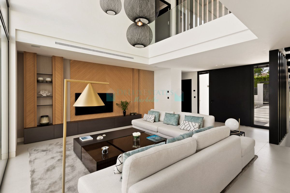 Villa for sale in Nueva Andalucia