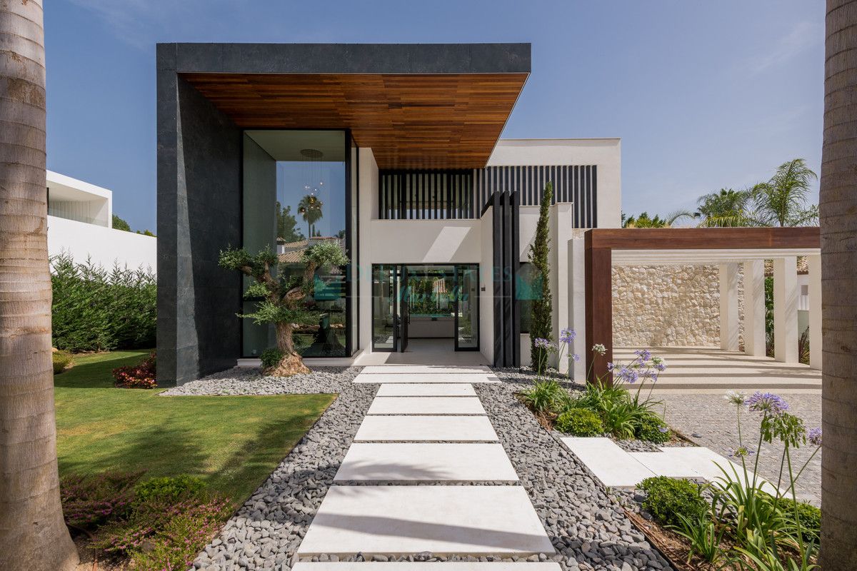 Villa for sale in Nueva Andalucia