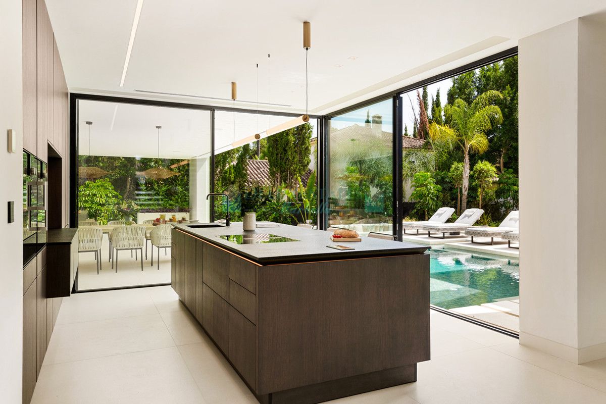 Villa for sale in Nueva Andalucia