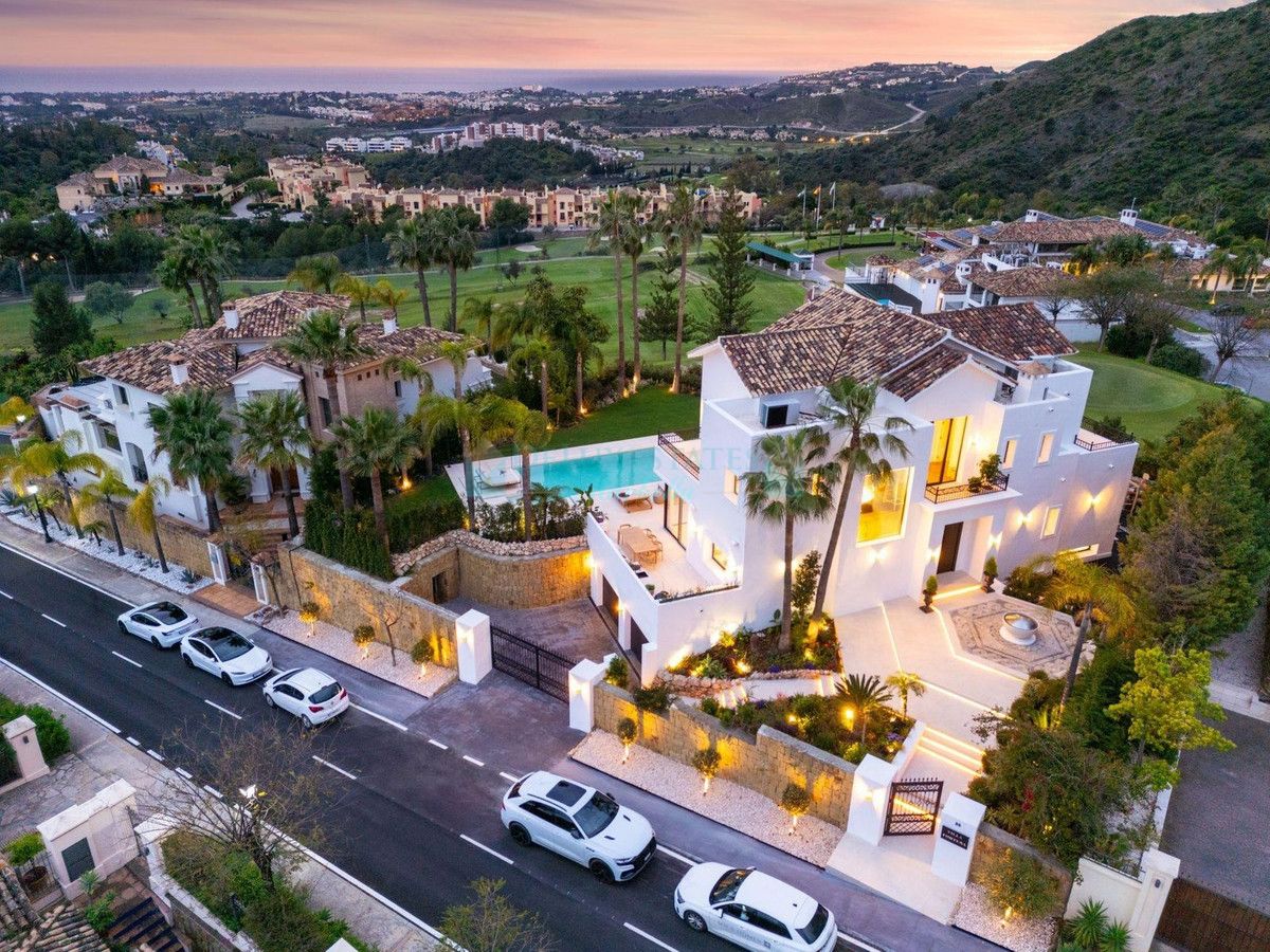 Villa for sale in Los Arqueros, Benahavis