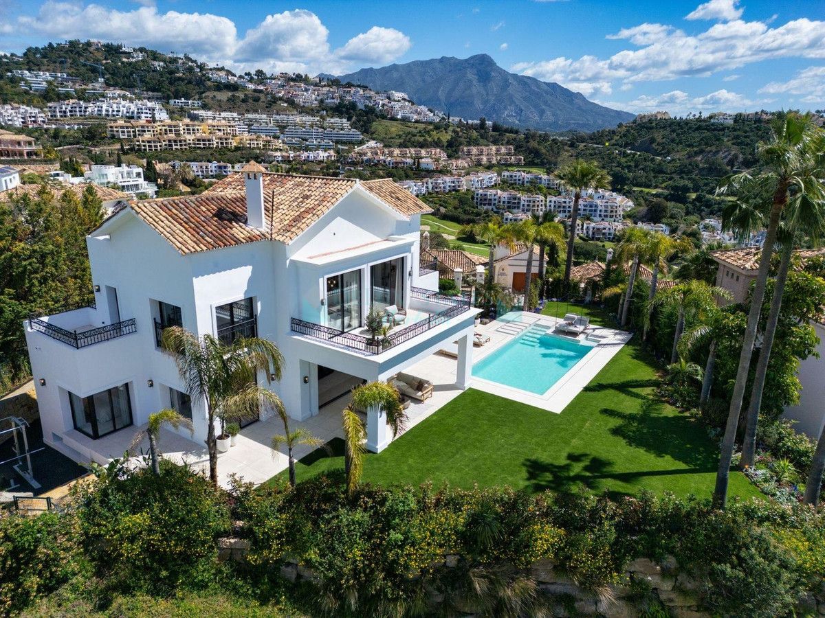 Villa for sale in Los Arqueros, Benahavis