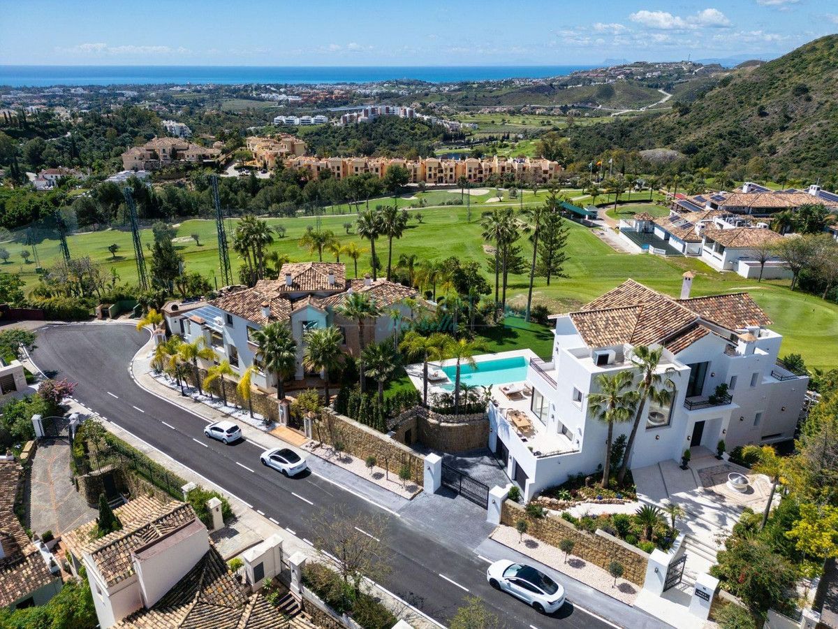 Villa for sale in Los Arqueros, Benahavis