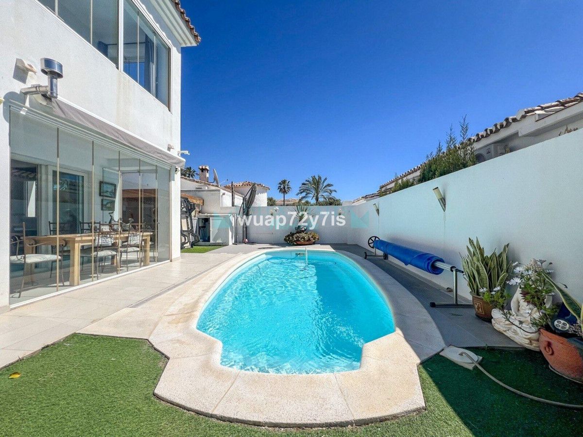 Villa for sale in Atalaya, Estepona