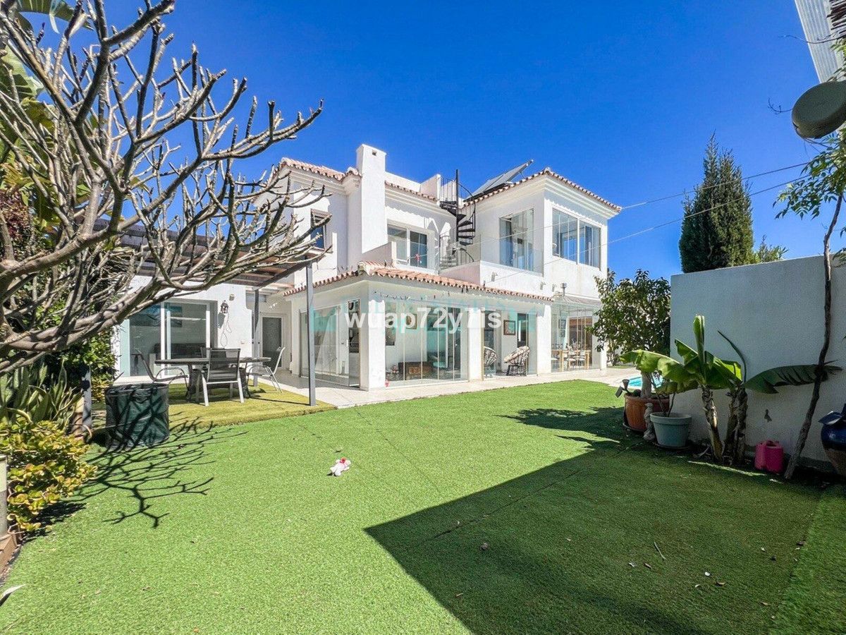 Villa for sale in Atalaya, Estepona