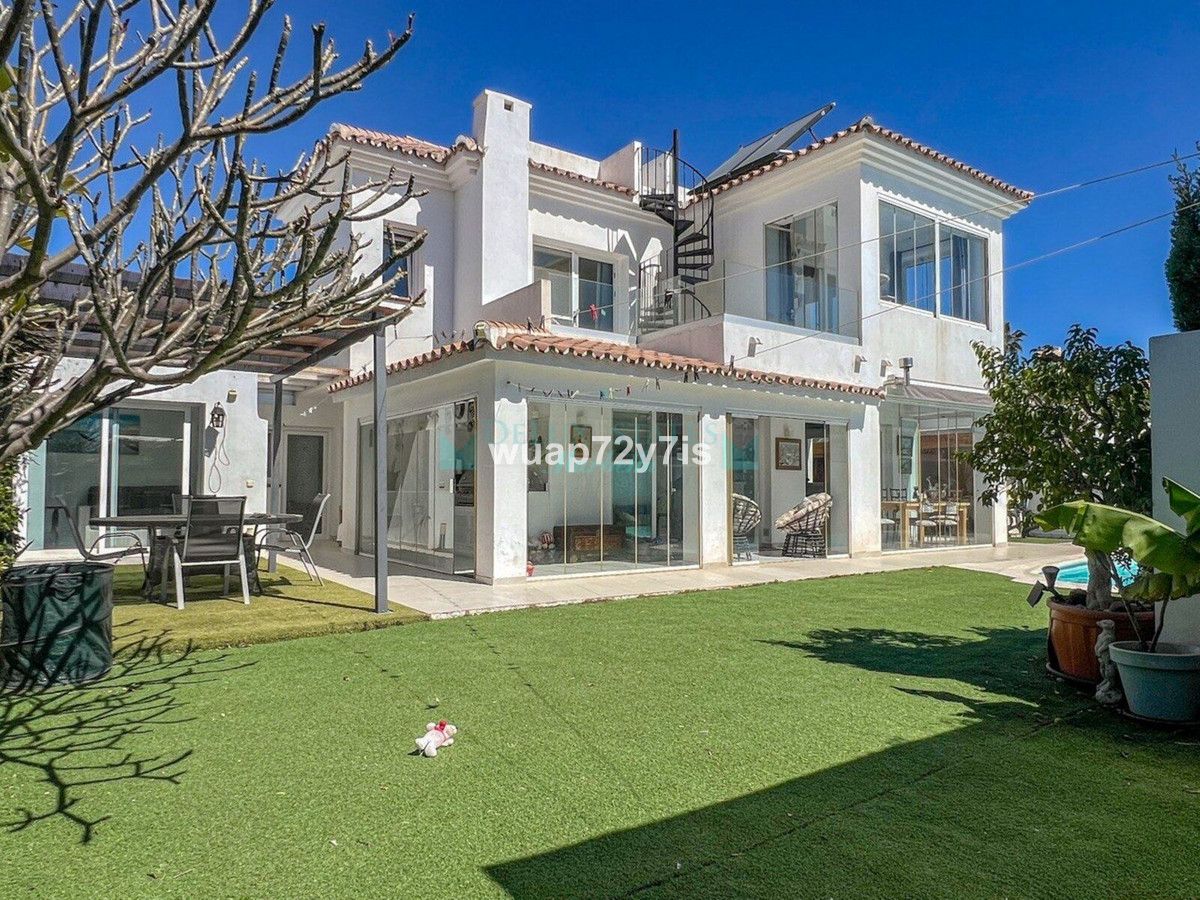 Villa for sale in Atalaya, Estepona