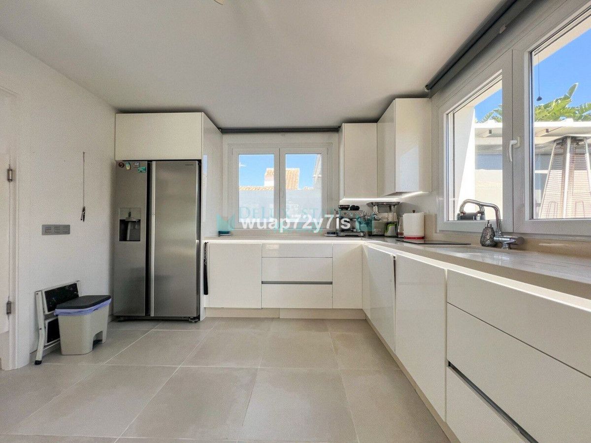 Villa for sale in Atalaya, Estepona