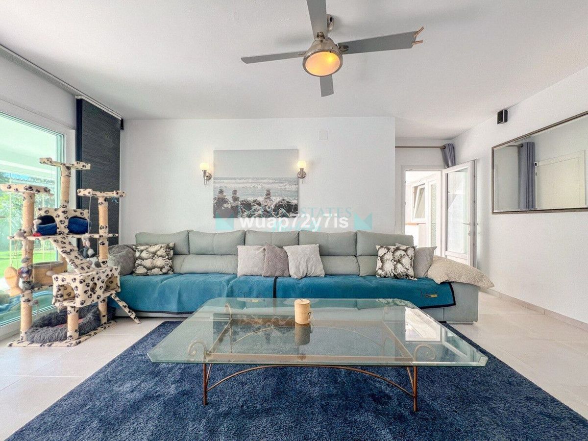 Villa for sale in Atalaya, Estepona