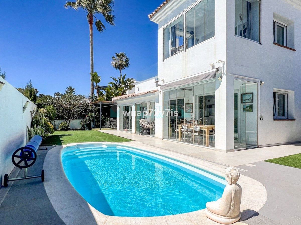 Villa for sale in Atalaya, Estepona
