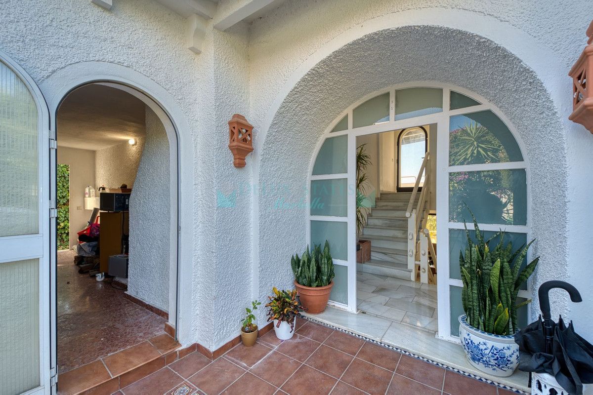 Villa for sale in Nueva Andalucia