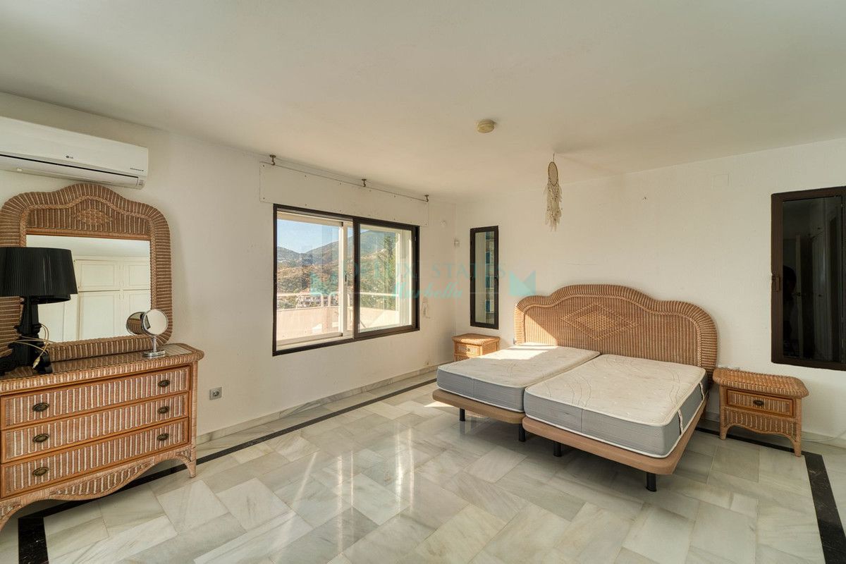 Villa for sale in Nueva Andalucia